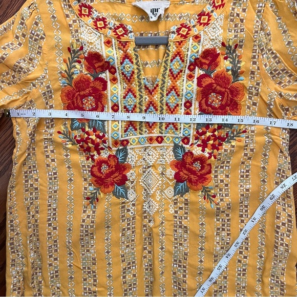 Savanna Jane Boutique Notched Neckline Floral Embroidery A Line Shirt, Size M - Picture 7 of 12